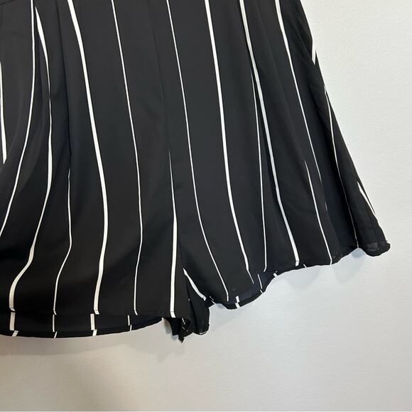 ASTR The Label Short Sleeve Deep V Striped Romper Black White Size Large - Picture 8 of 15